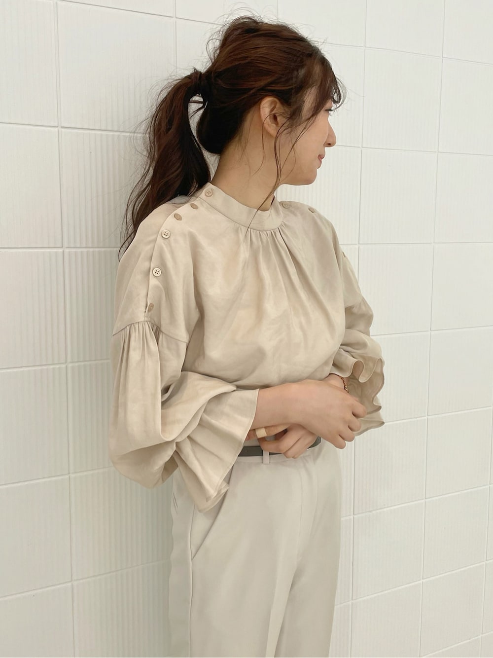 ベージュ系のパンプス、ベージュ系のトートバッグ、その他のストール/ショールを着用したレディースの冬コーディネートの3枚目の写真