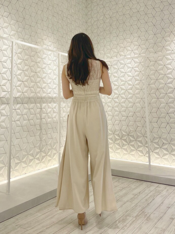 ベージュ系のパンプス、ホワイト系のワンピースを着用したレディースの夏コーディネートの3枚目の写真