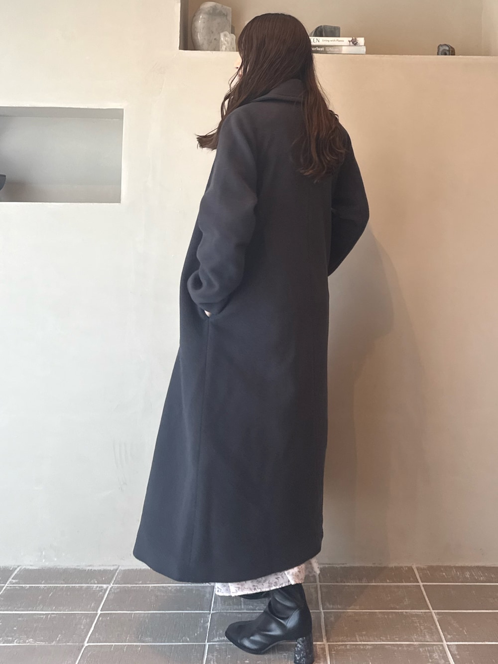 グレー系のチェスターコート、ブラック系のブーツを着用したレディースの夏コーディネートの2枚目の写真