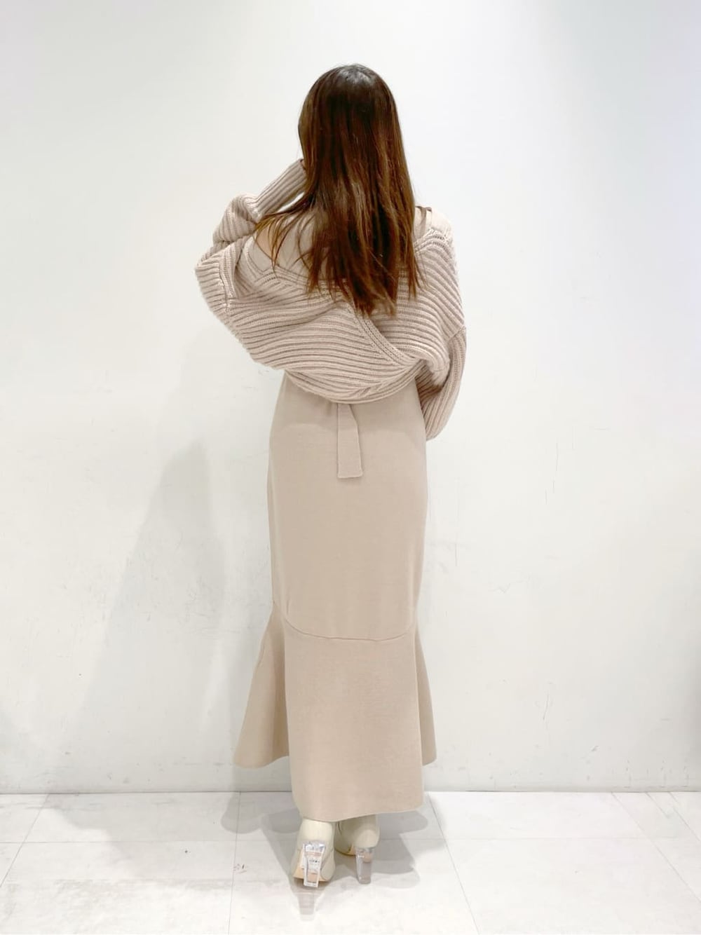 ベージュ系のワンピース、ベージュ系のその他シューズを着用したレディースの冬コーディネートの3枚目の写真