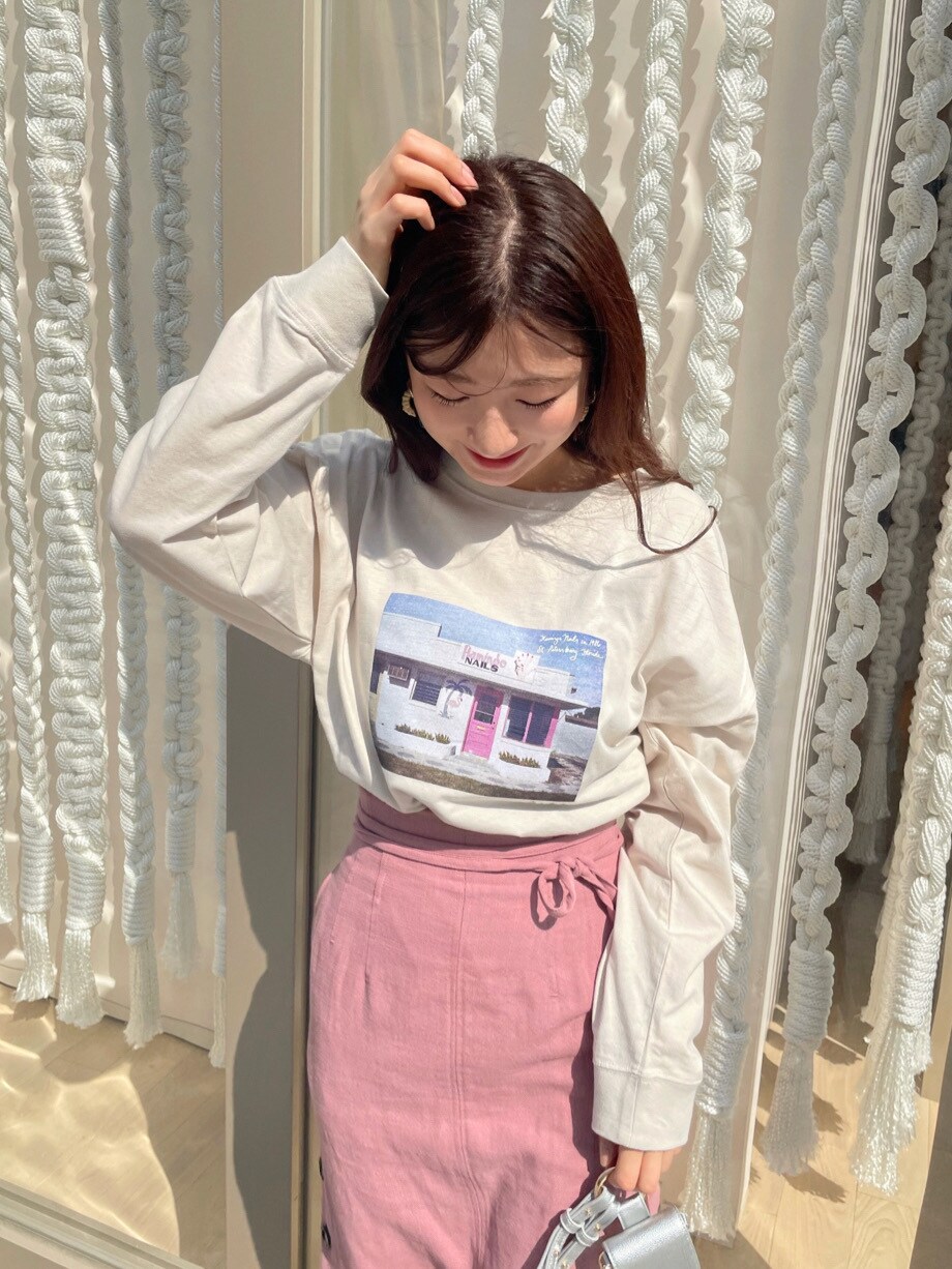 シルバー系のサンダル、ベージュ系のTシャツ/カットソー、ピンク系のスカートを着用したレディースの春コーディネートの3枚目の写真