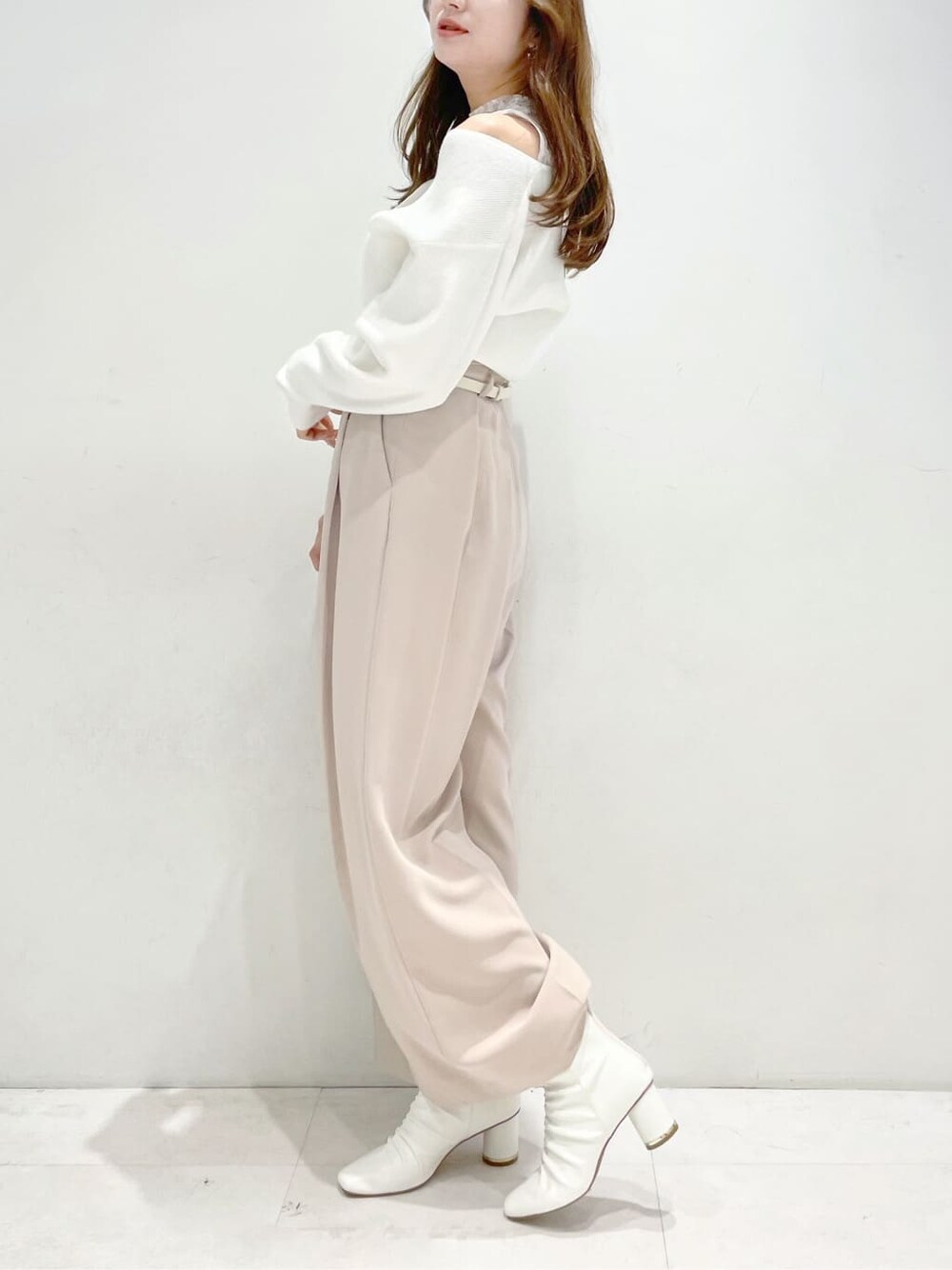 ベージュ系のその他パンツ、ホワイト系のその他シューズ、ホワイト系のニット/セーターを着用したレディースの冬コーディネートの2枚目の写真