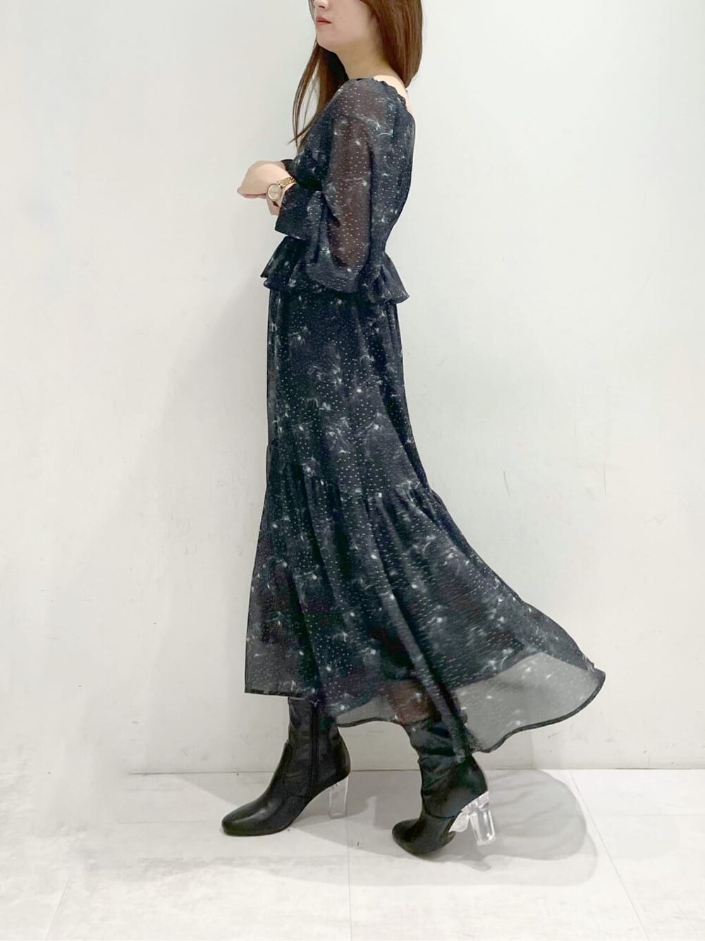 ブラック系のその他シューズ、ブラック系のワンピースを着用したレディースの冬コーディネートの2枚目の写真