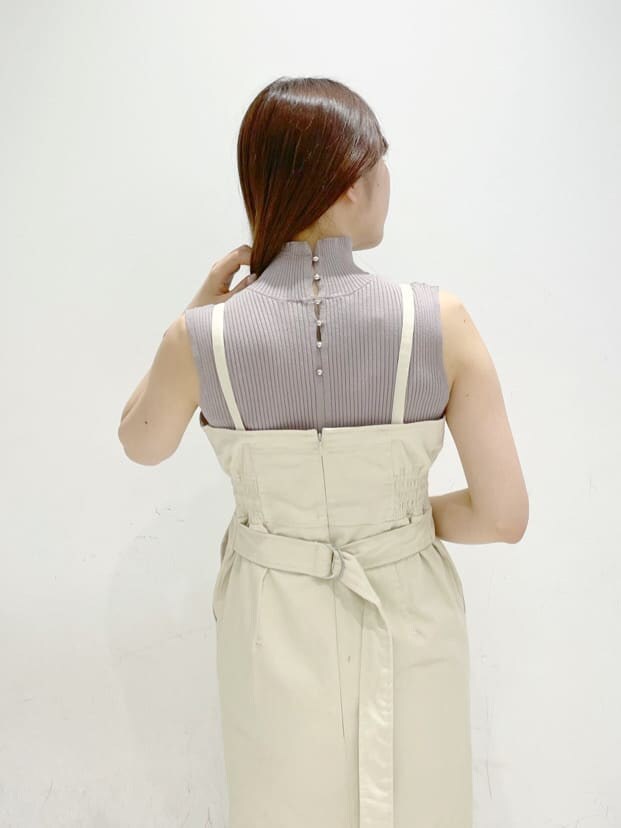 ホワイト系のジャンパースカート、グレー系のニット/セーターを着用したレディースの春コーディネートの5枚目の写真