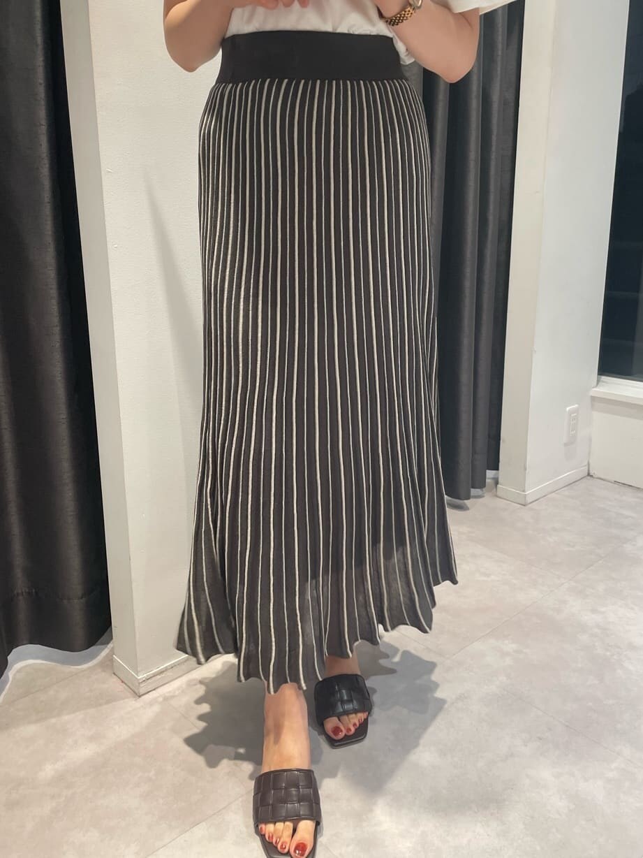 ブラウン系のサンダル、グレー系のワンピース、ホワイト系のTシャツ/カットソーを着用したレディースの夏コーディネートの5枚目の写真