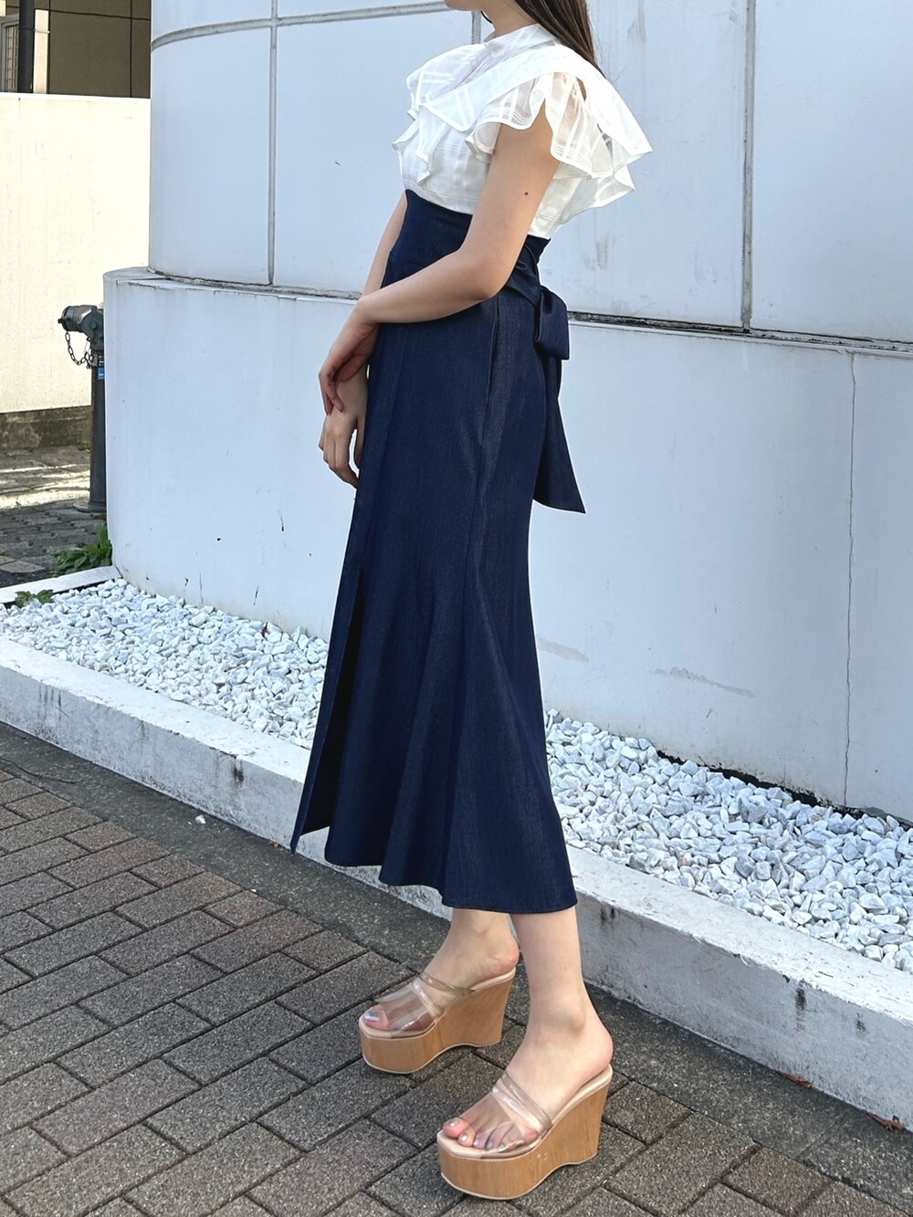 ホワイト系のワンピース、グレー系のサンダルを着用したレディースの春コーディネートの2枚目の写真