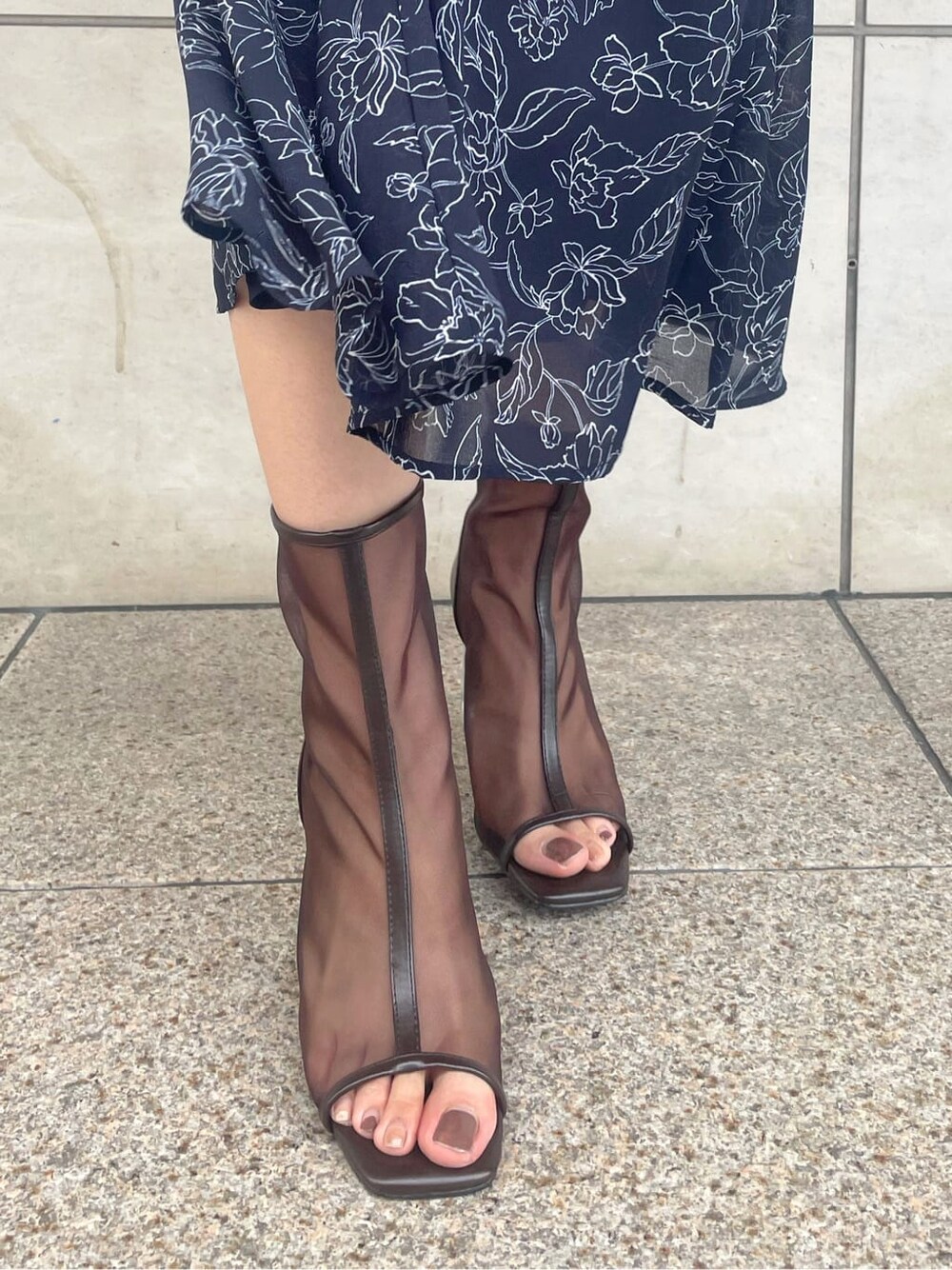 ブラック系のその他シューズ、ブルー系のワンピースを着用したレディースの夏コーディネートの9枚目の写真