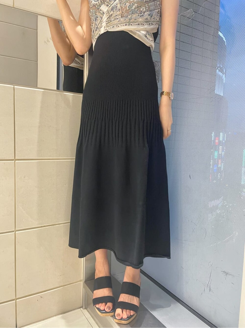 ブラック系のワンピース、ブラック系のサンダルを着用したレディースの夏コーディネートの7枚目の写真