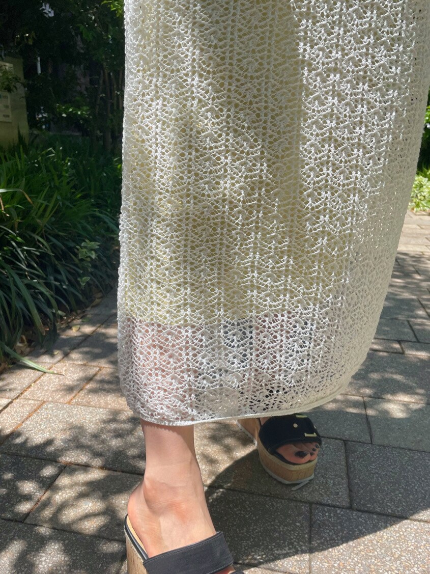 ホワイト系のワンピースを着用したレディースの春コーディネートの6枚目の写真