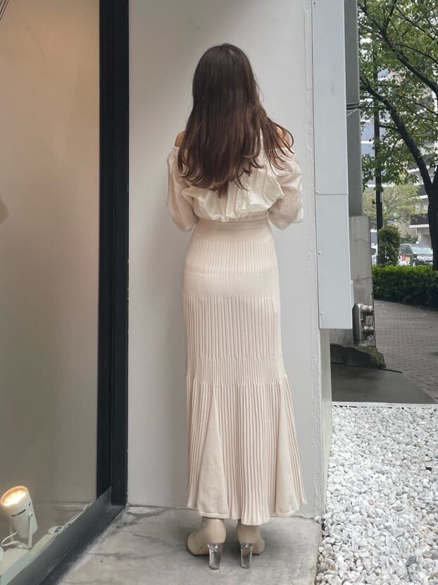 ホワイト系のワンピースを着用したレディースの秋コーディネートの4枚目の写真