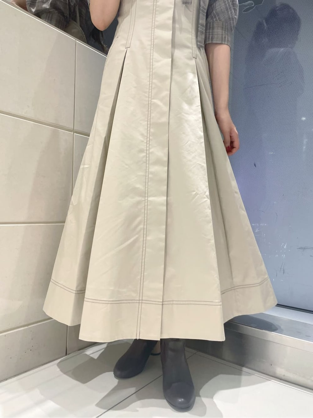 ベージュ系のワンピース、その他のシャツ/ブラウス、ブラウン系のその他シューズを着用したレディースの夏コーディネートの9枚目の写真