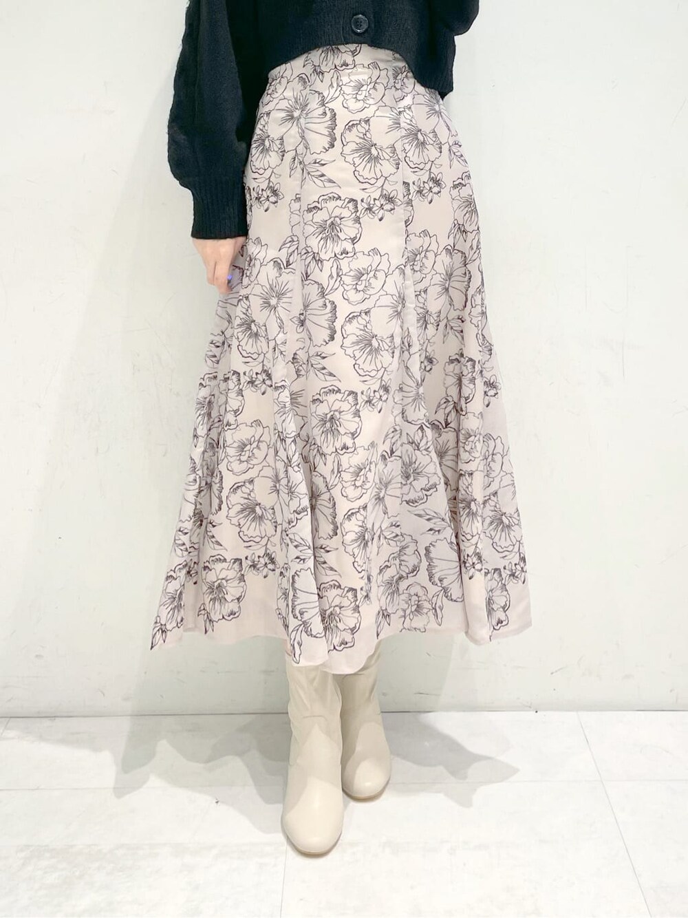 ベージュ系のスカート、ブラック系のカーディガン/ボレロ、ベージュ系のその他シューズを着用したレディースの冬コーディネートの5枚目の写真