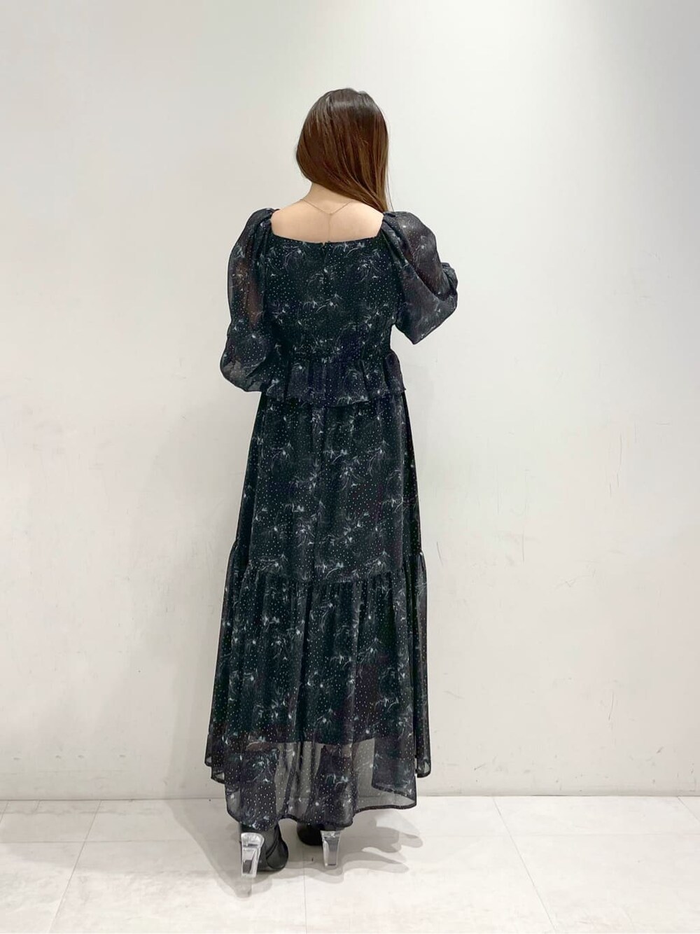 ブラック系のその他シューズ、ブラック系のワンピースを着用したレディースの冬コーディネートの4枚目の写真