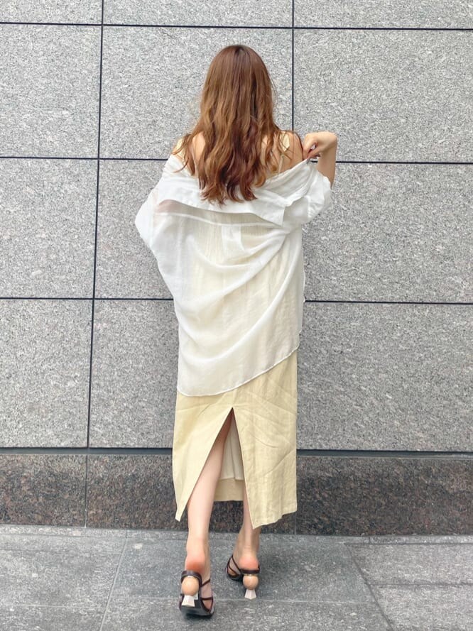 ホワイト系のシャツ/ブラウス、イエロー系のワンピース、ブラウン系のサンダルを着用したレディースの夏コーディネートの3枚目の写真