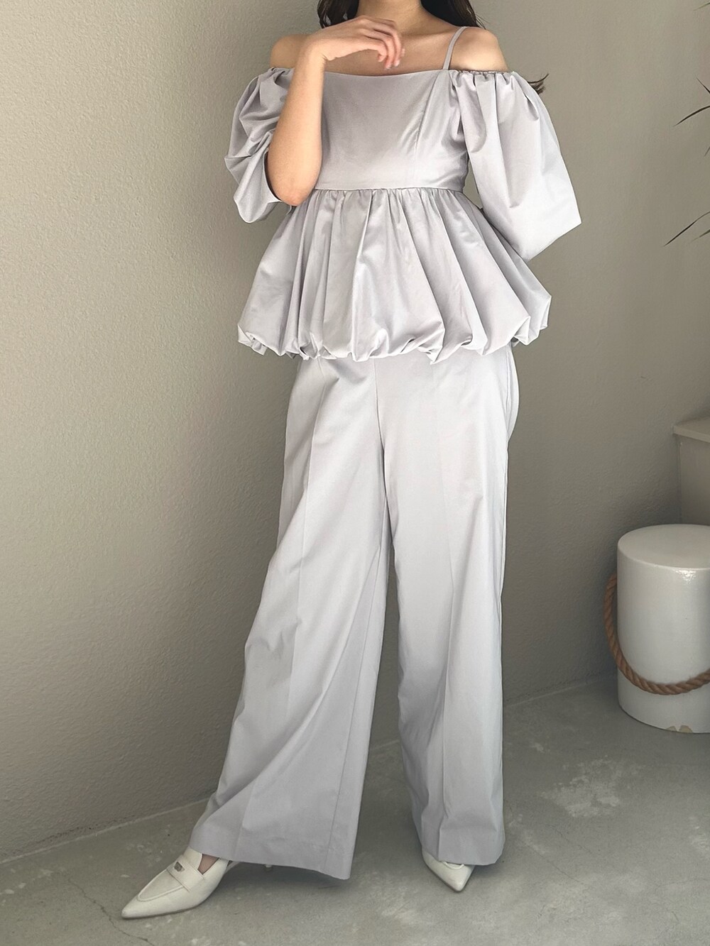 グレー系のサロペット/オーバーオール、ホワイト系のパンプスを着用したレディースの冬コーディネートの2枚目の写真