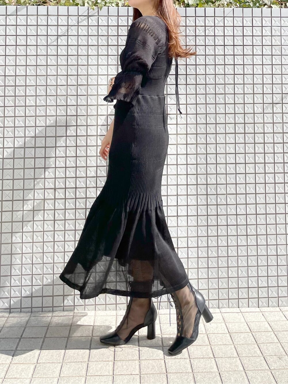 ブラック系のワンピース、ブラック系のその他シューズを着用したレディースの冬コーディネートの3枚目の写真