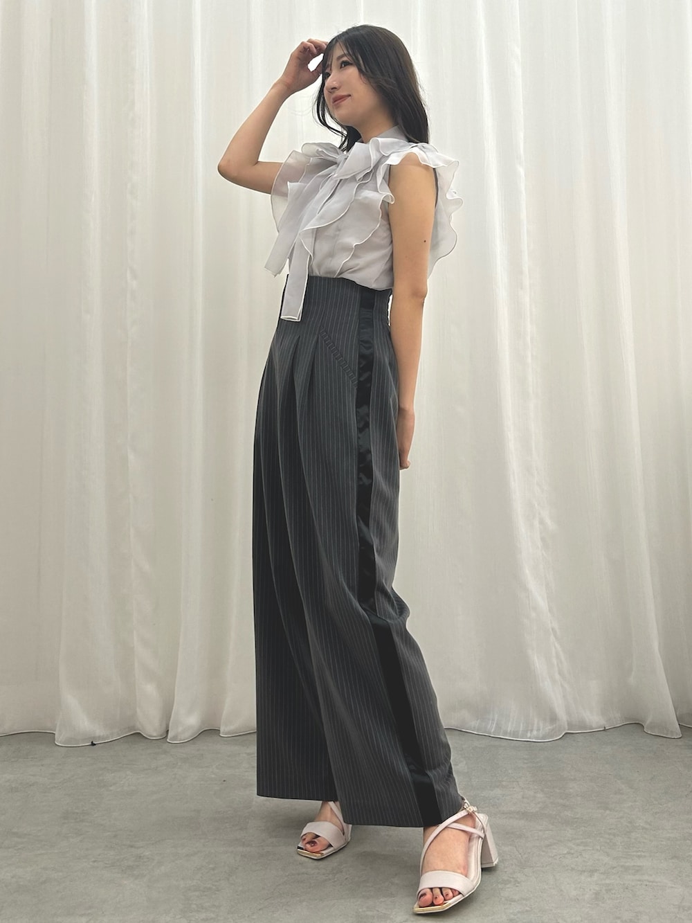 グレー系のシャツ/ブラウス、グレー系のその他パンツを着用したレディースの夏コーディネートの2枚目の写真