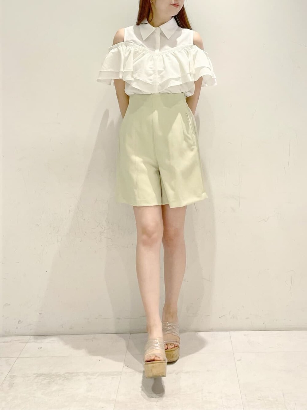 その他のサンダル、グリーン系のその他パンツ、ホワイト系のシャツ/ブラウスを着用したレディースの夏コーディネートの2枚目の写真