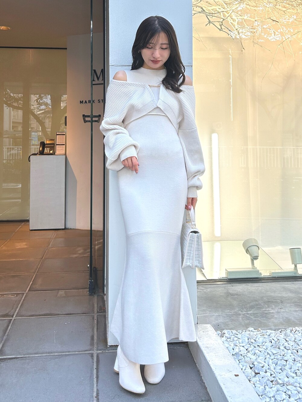 ホワイト系のワンピース、ホワイト系のダウンジャケット/コート、ホワイト系のショルダーバッグを着用したレディースの秋コーディネートの3枚目の写真