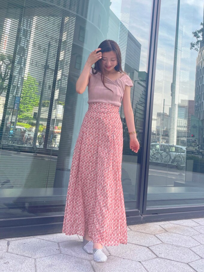 オレンジ系のその他パンツ、ピンク系のニット/セーターを着用したレディースの春コーディネートの2枚目の写真