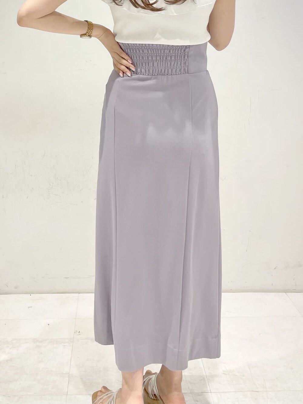 パープル系のスカート、その他のサンダル、ホワイト系のニット/セーターを着用したレディースの春コーディネートの9枚目の写真