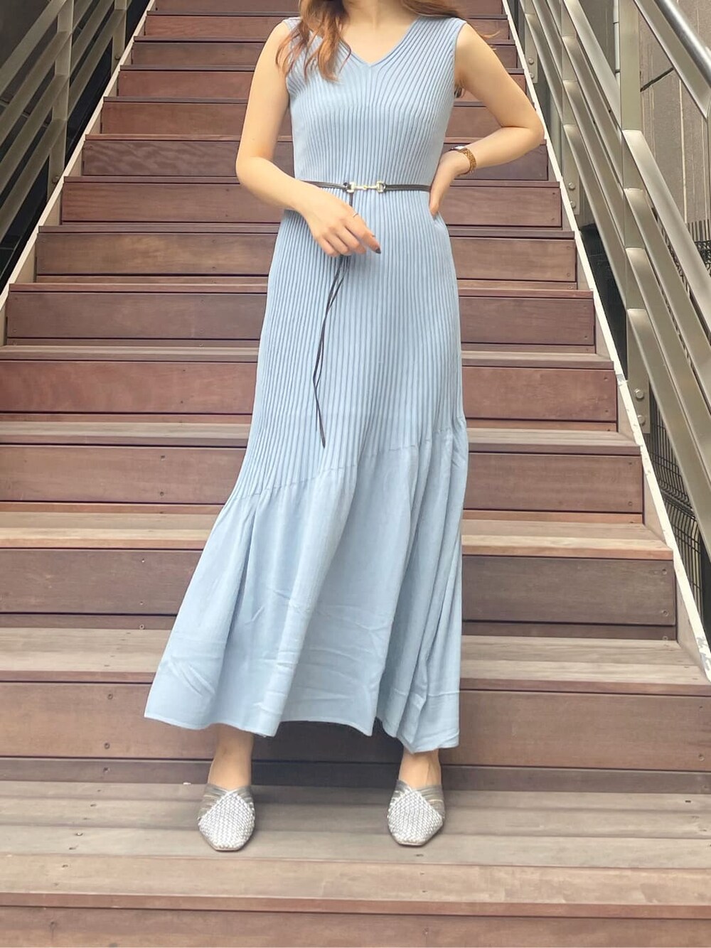 シルバー系のサンダル、ブルー系のワンピースを着用したレディースの夏コーディネートの2枚目の写真