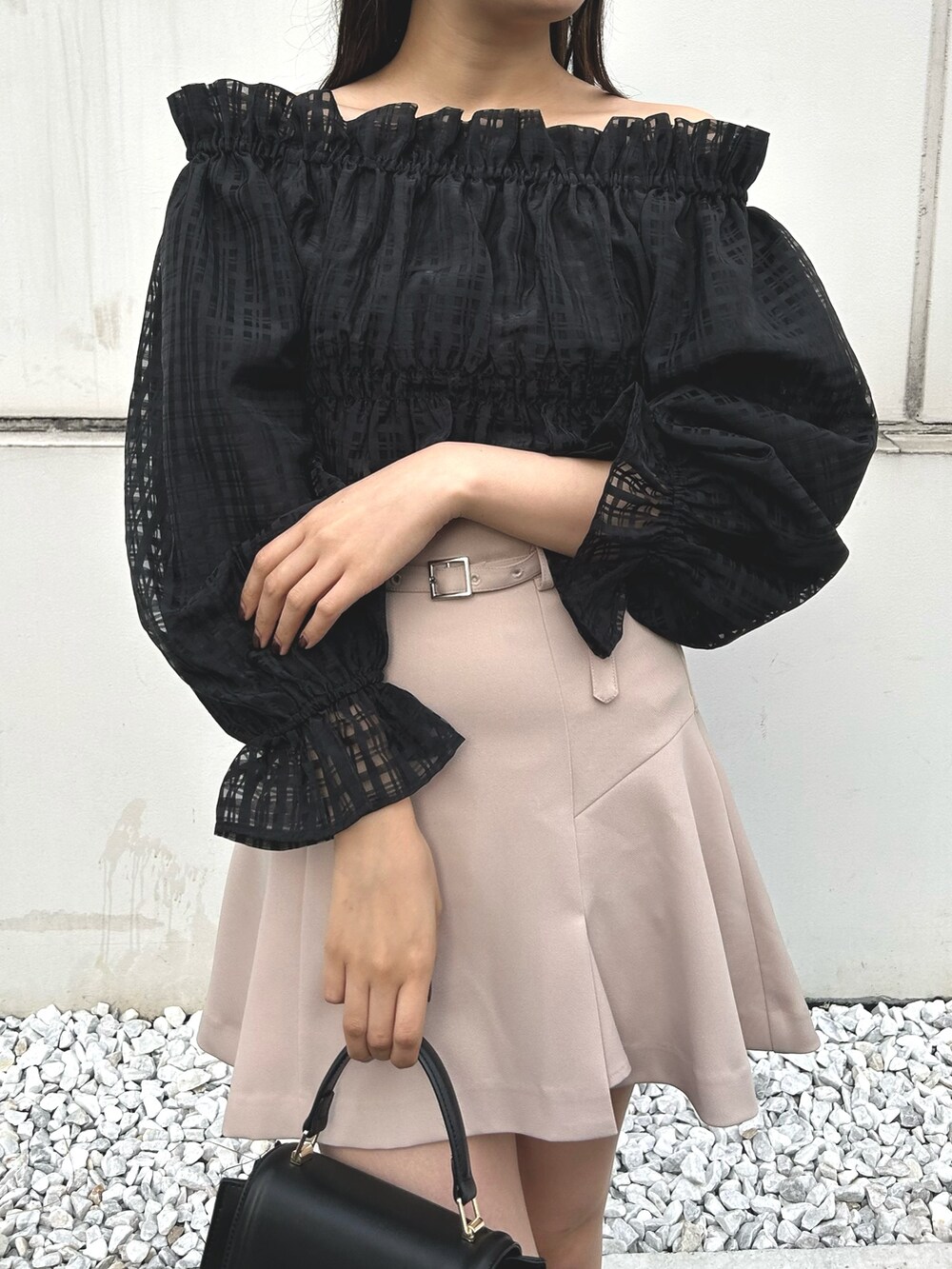 ブラック系のシャツ/ブラウス、ベージュ系のその他パンツ、ブラック系のハンドバッグを着用したレディースの冬コーディネートの6枚目の写真