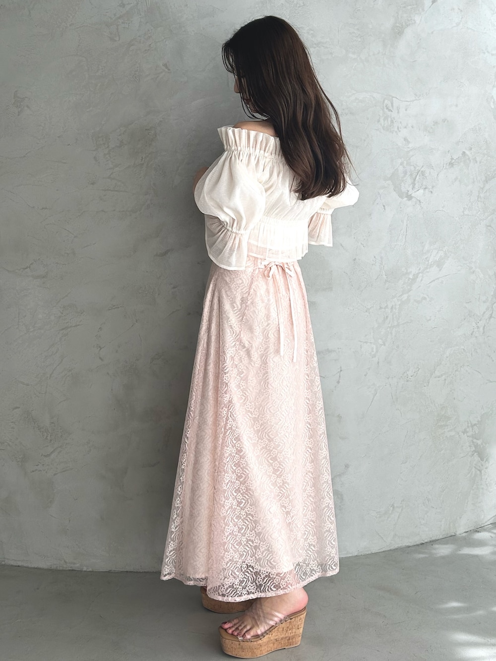 その他のサンダル、ピンク系のスカート、ホワイト系のシャツ/ブラウスを着用したレディースの春コーディネートの3枚目の写真