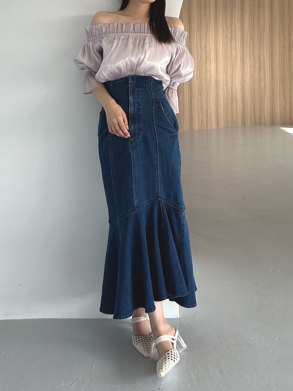 パープル系のシャツ/ブラウス、ブルー系のデニムスカート、ホワイト系のパンプスを着用したレディースの春コーディネートの4枚目の写真