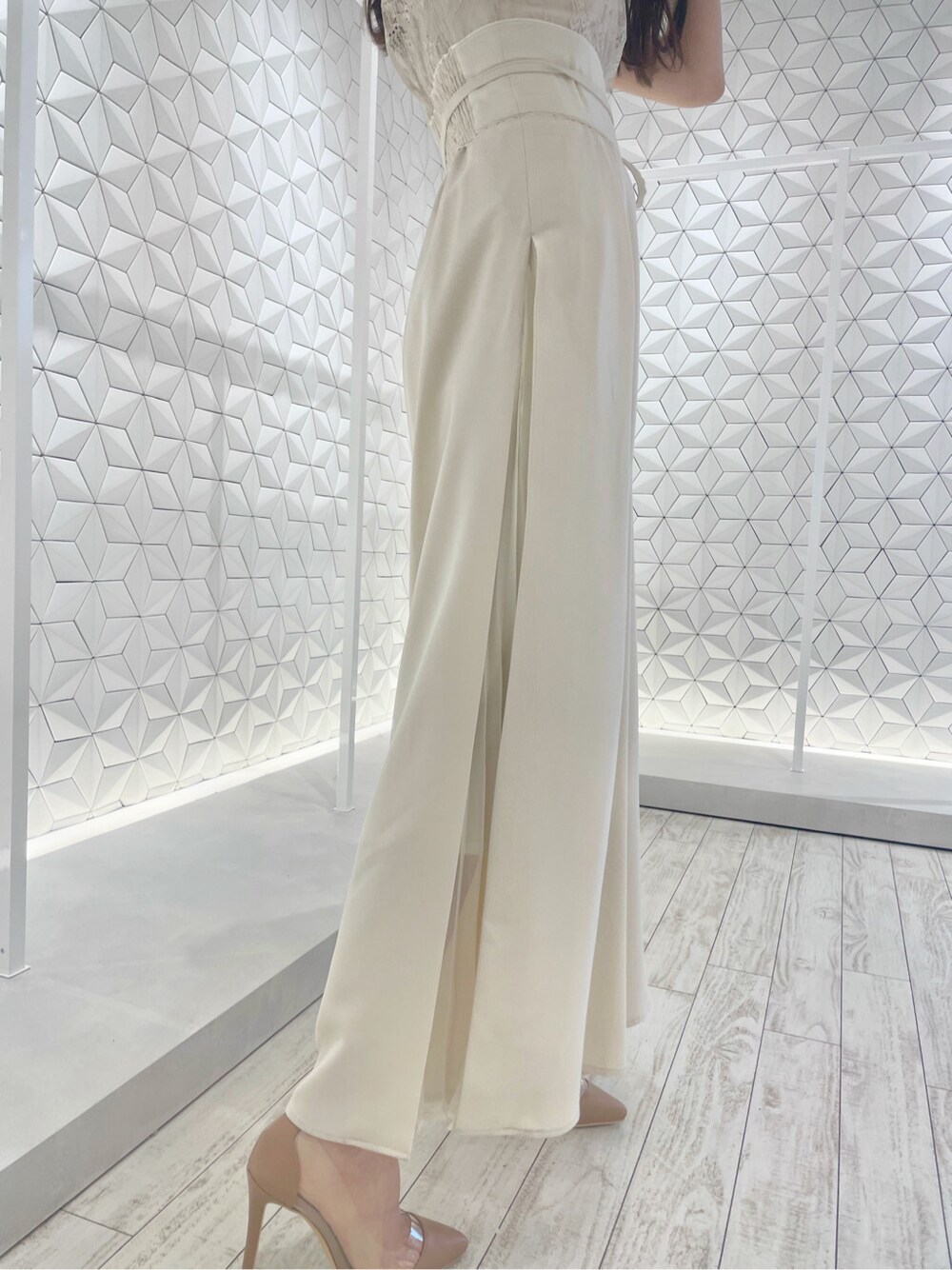 ベージュ系のパンプス、ホワイト系のワンピースを着用したレディースの夏コーディネートの6枚目の写真