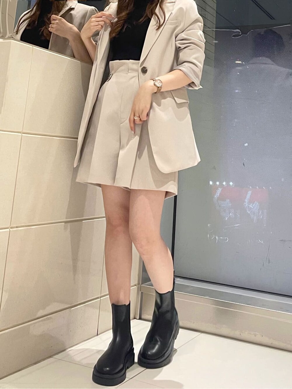 ベージュ系のその他パンツ、ブラック系のブーツ、ベージュ系のテーラードジャケットを着用したレディースの秋コーディネートの4枚目の写真