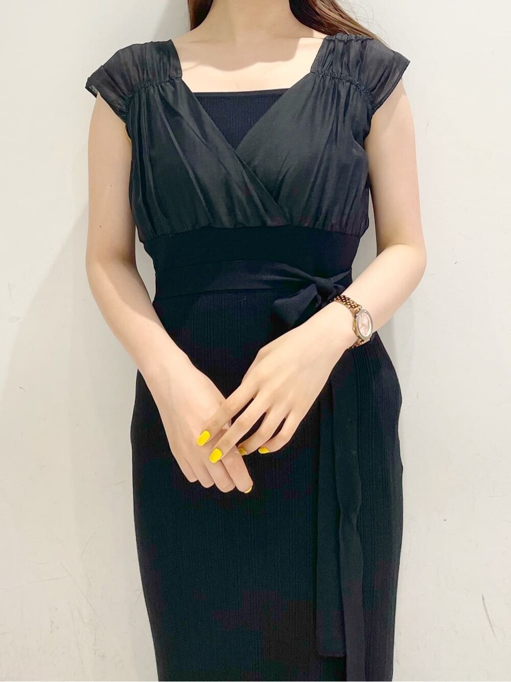 ブラック系のワンピース、ホワイト系のサンダルを着用したレディースの春コーディネートの4枚目の写真