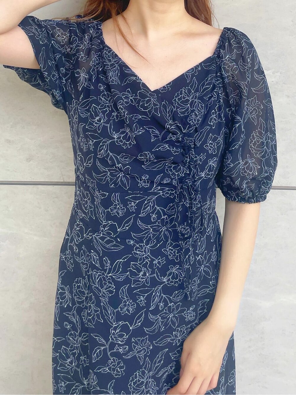 ブラック系のその他シューズ、ブルー系のワンピースを着用したレディースの夏コーディネートの4枚目の写真