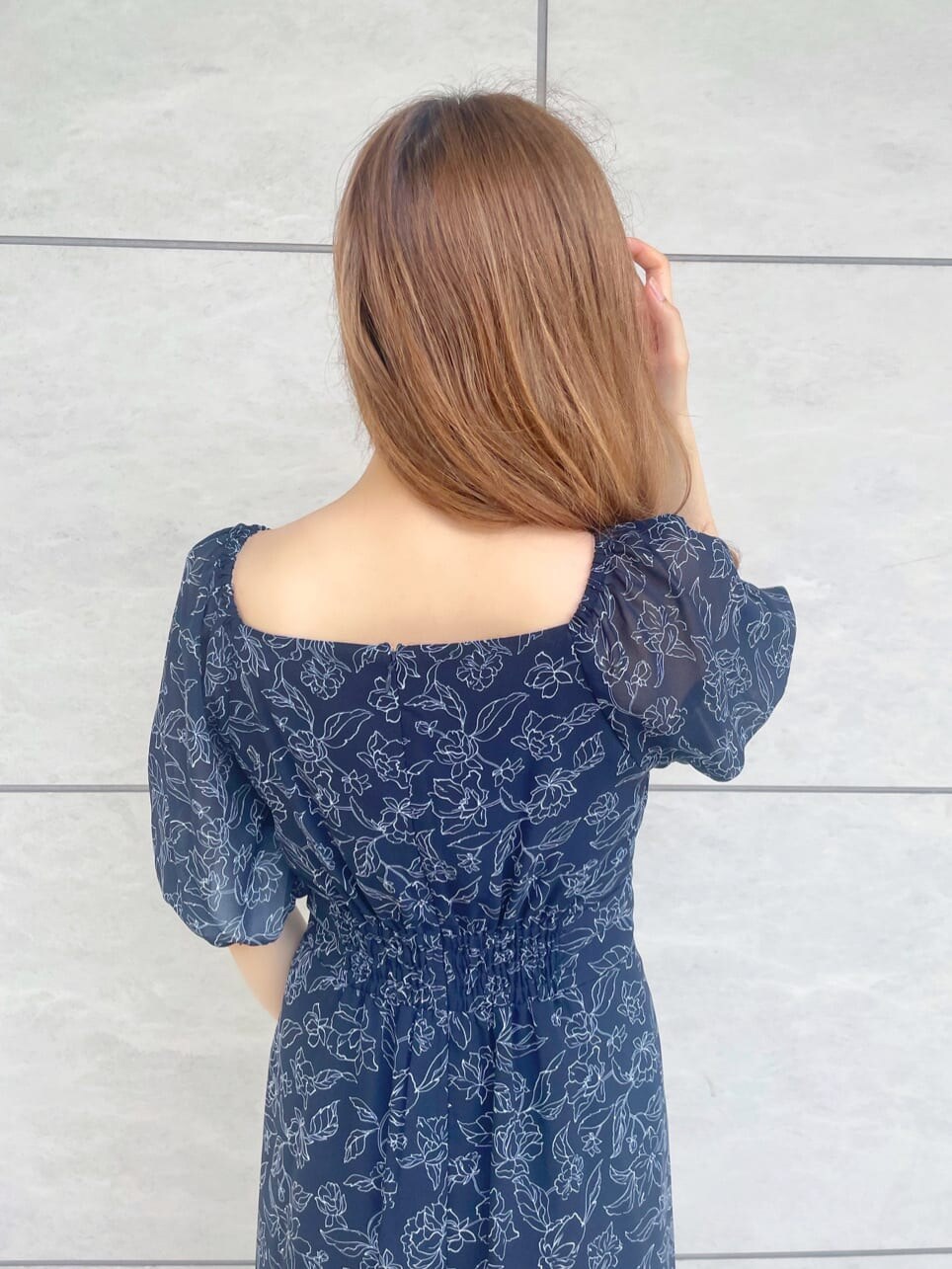 ブラック系のその他シューズ、ブルー系のワンピースを着用したレディースの夏コーディネートの7枚目の写真