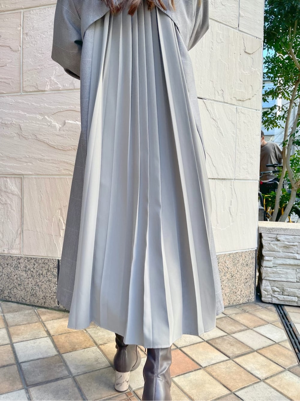 ブラウン系のその他シューズ、その他のチェスターコート、ベージュ系のハンドバッグを着用したレディースの秋コーディネートの6枚目の写真