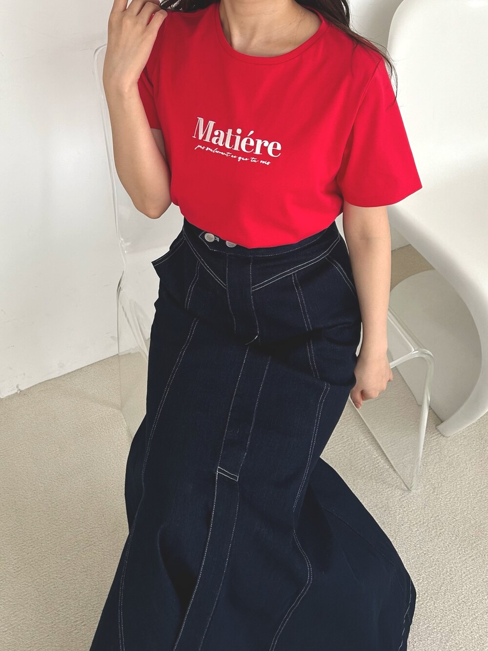 レッド系のTシャツ/カットソー、ブルー系のスカート、その他のサンダルを着用したレディースの春コーディネートの4枚目の写真