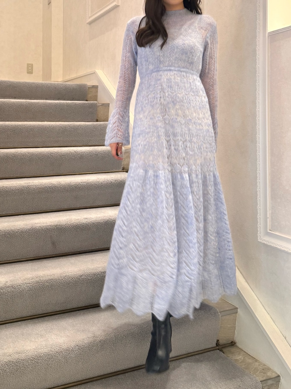 ブラック系のブーツ、ブルー系のワンピースを着用したレディースの秋コーディネートの2枚目の写真