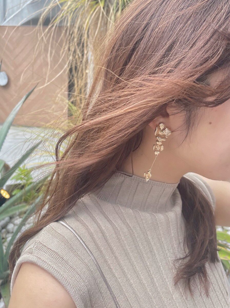 ベージュ系のワンピース、ホワイト系のサンダル、ゴールド系のイヤリングを着用したレディースの春コーディネートの5枚目の写真