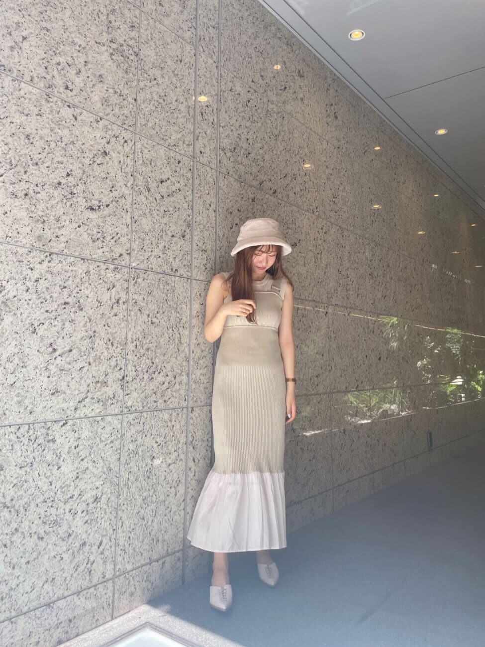 グリーン系のワンピース、ホワイト系のサンダル、ベージュ系のニット/セーターを着用したレディースの夏コーディネートの9枚目の写真