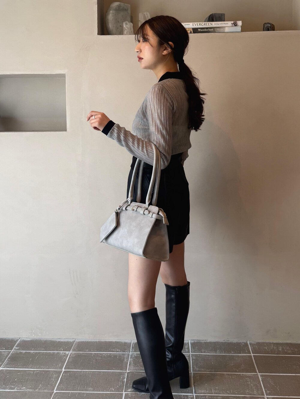 グレー系のニット/セーター、ブラック系のブーツ、ブラック系のその他パンツを着用したレディースの夏コーディネートの4枚目の写真