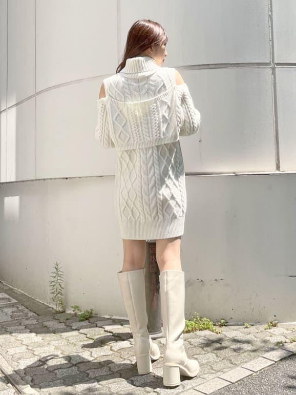ホワイト系のワンピース、ホワイト系のブーツを着用したレディースの夏コーディネートの2枚目の写真