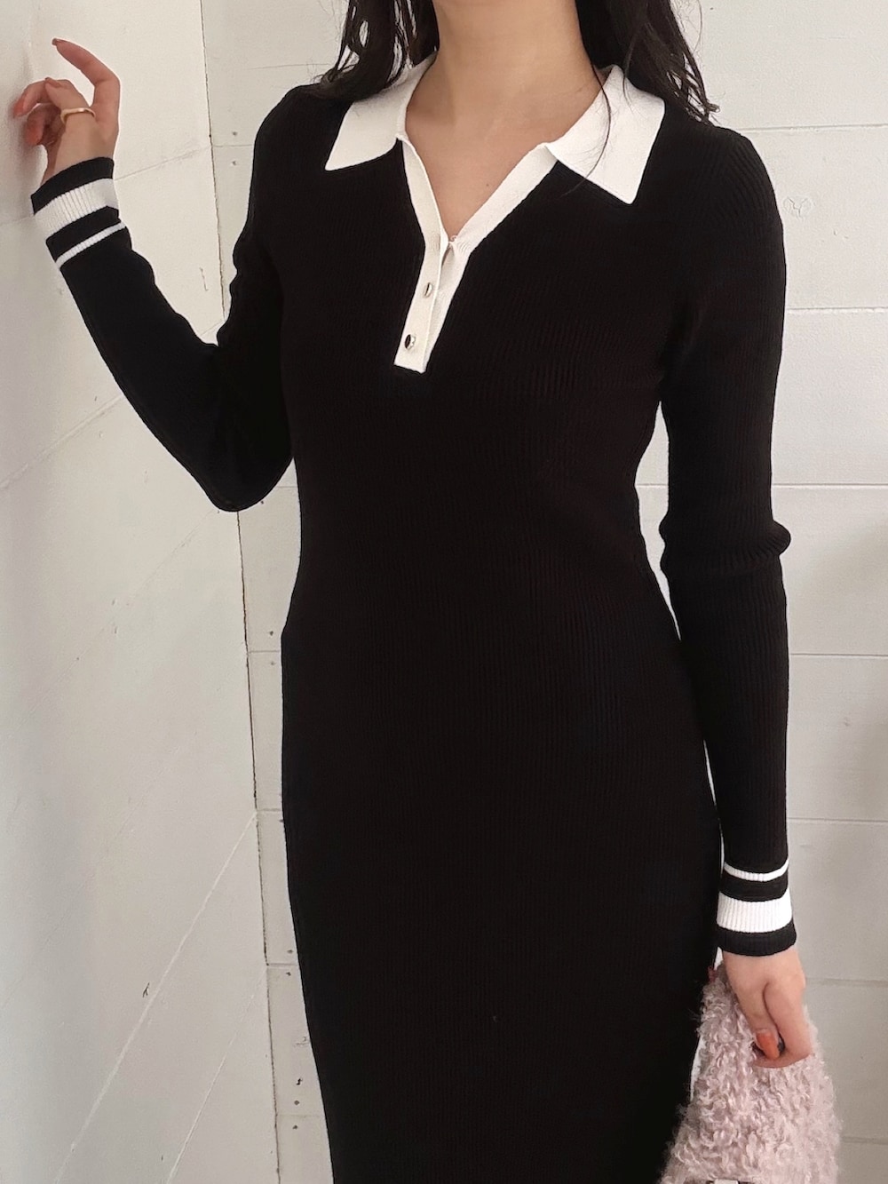 ブラック系のワンピースを着用したレディースの秋コーディネートの3枚目の写真