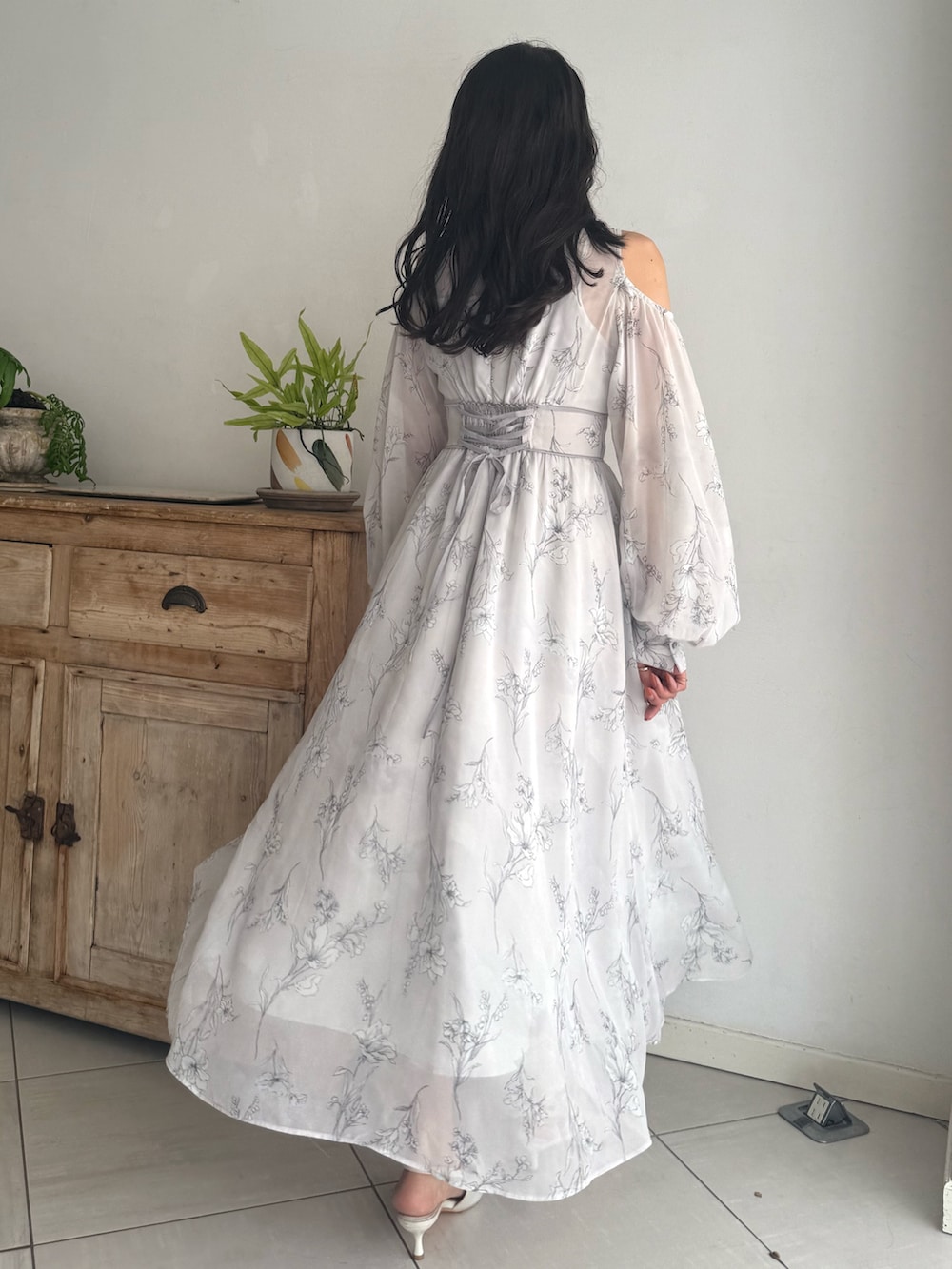 グレー系のワンピースを着用したレディースの秋コーディネートの4枚目の写真