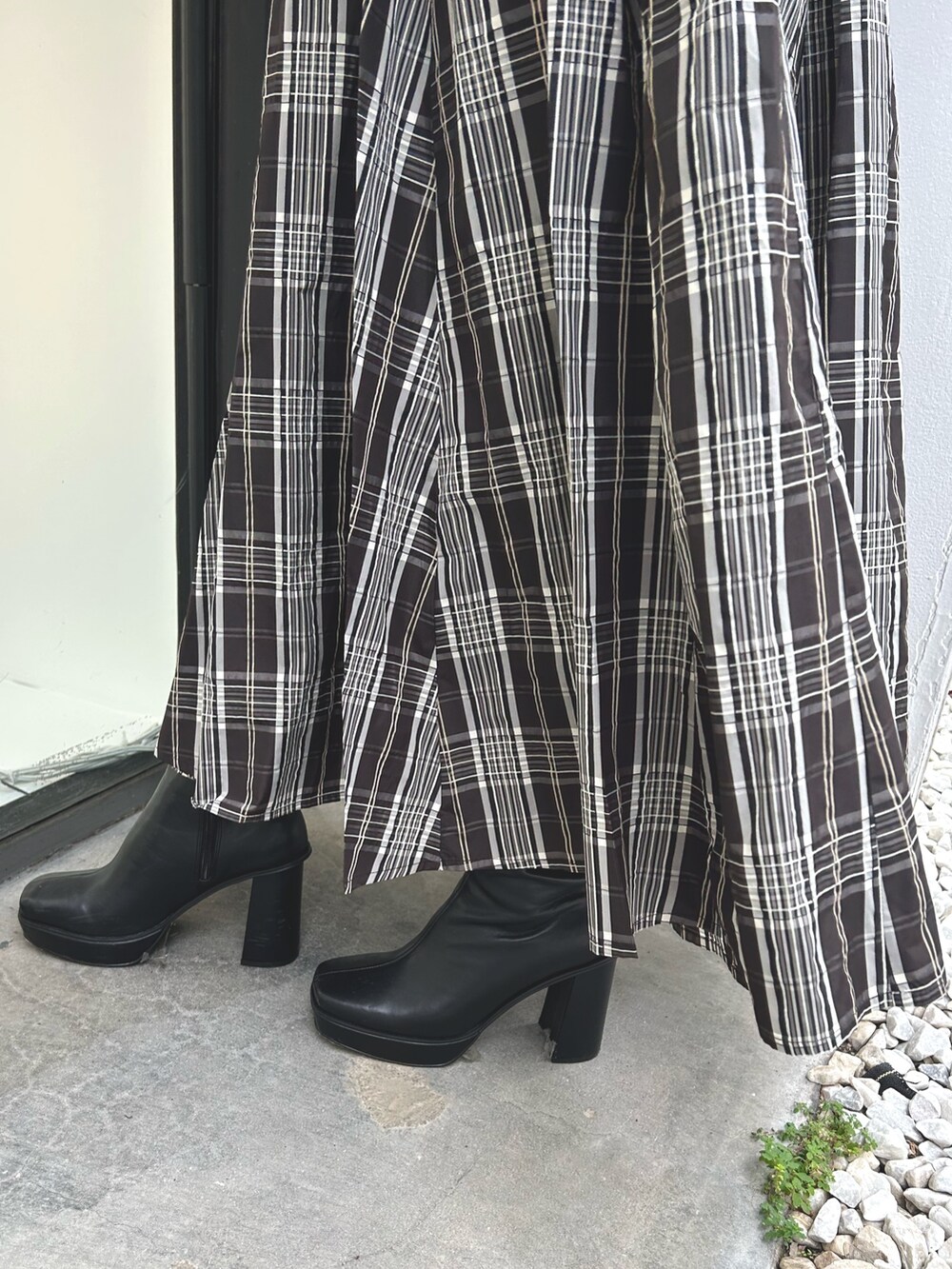 ブルー系のカーディガン/ボレロ、ブラック系のスカート、シルバー系のハンドバッグを着用したレディースの秋コーディネートの5枚目の写真