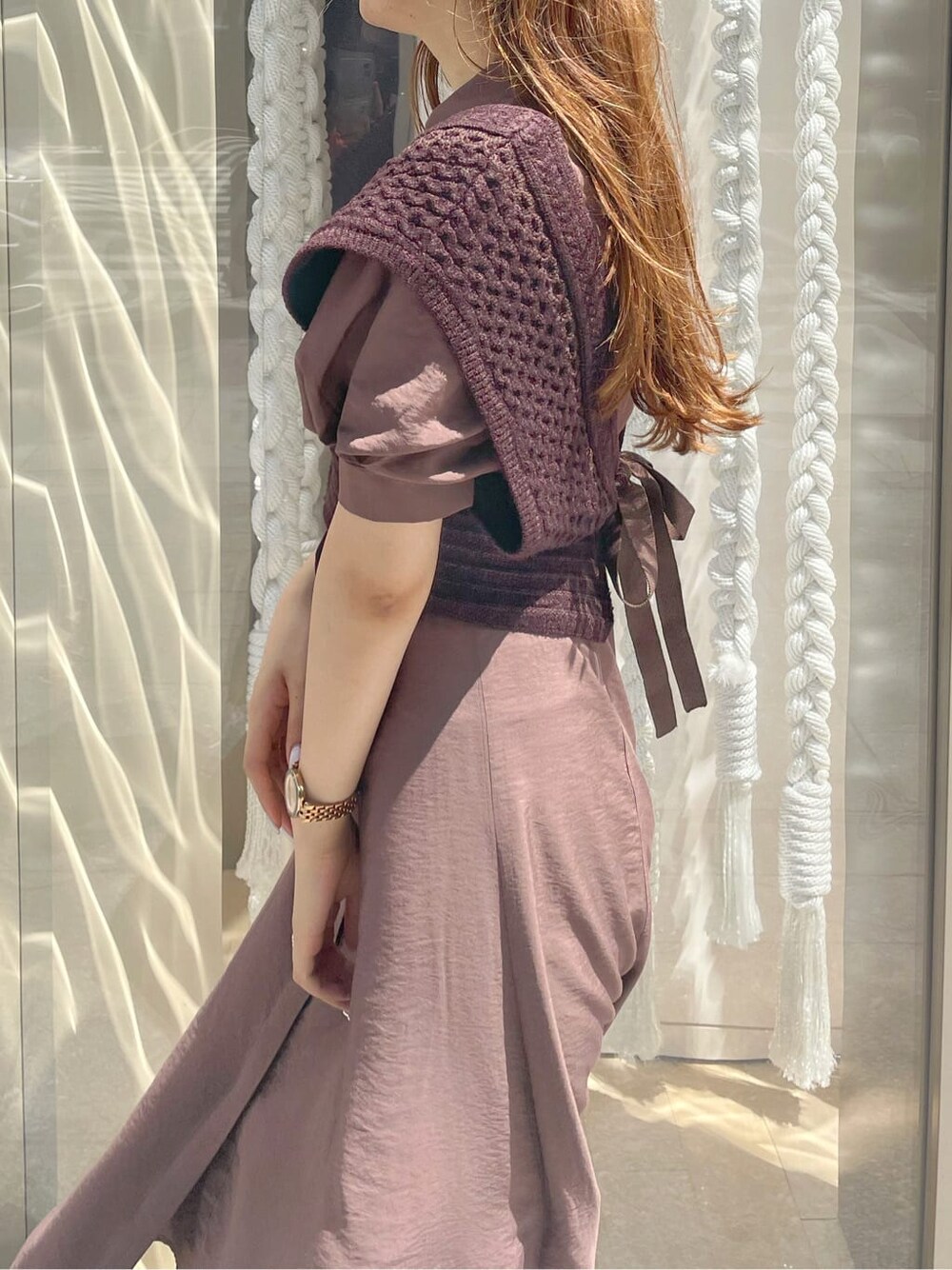 ブラウン系のワンピース、ホワイト系のサンダル、ブラウン系のニット/セーターを着用したレディースの秋コーディネートの5枚目の写真