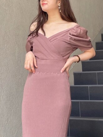 ブラウン系のワンピース、ベージュ系のサンダルを着用したレディースの春コーディネートの6枚目の写真