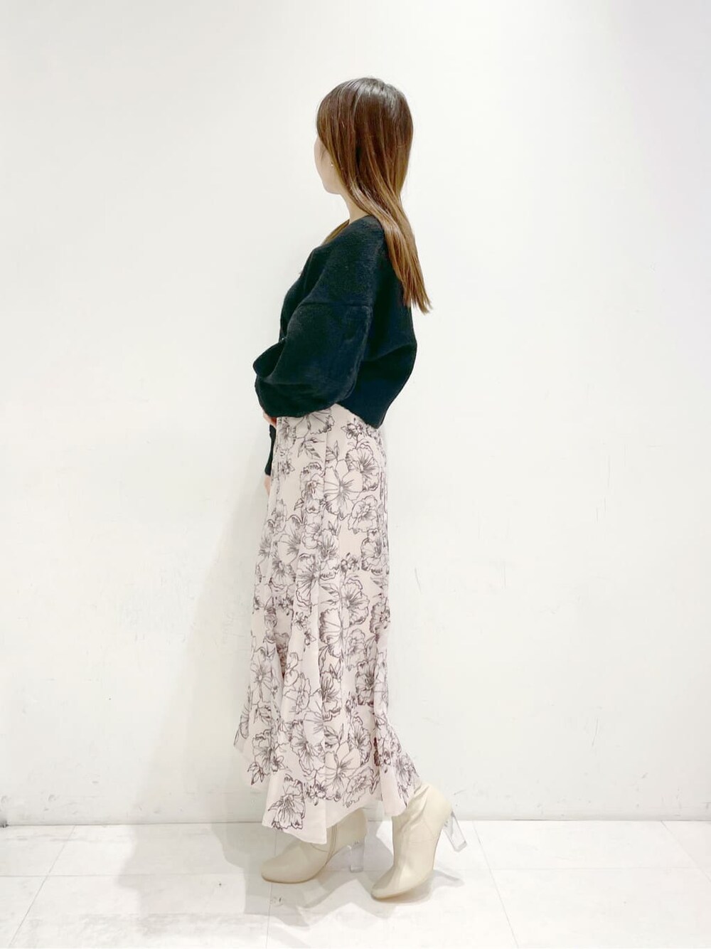 ベージュ系のスカート、ブラック系のカーディガン/ボレロ、ベージュ系のその他シューズを着用したレディースの冬コーディネートの4枚目の写真