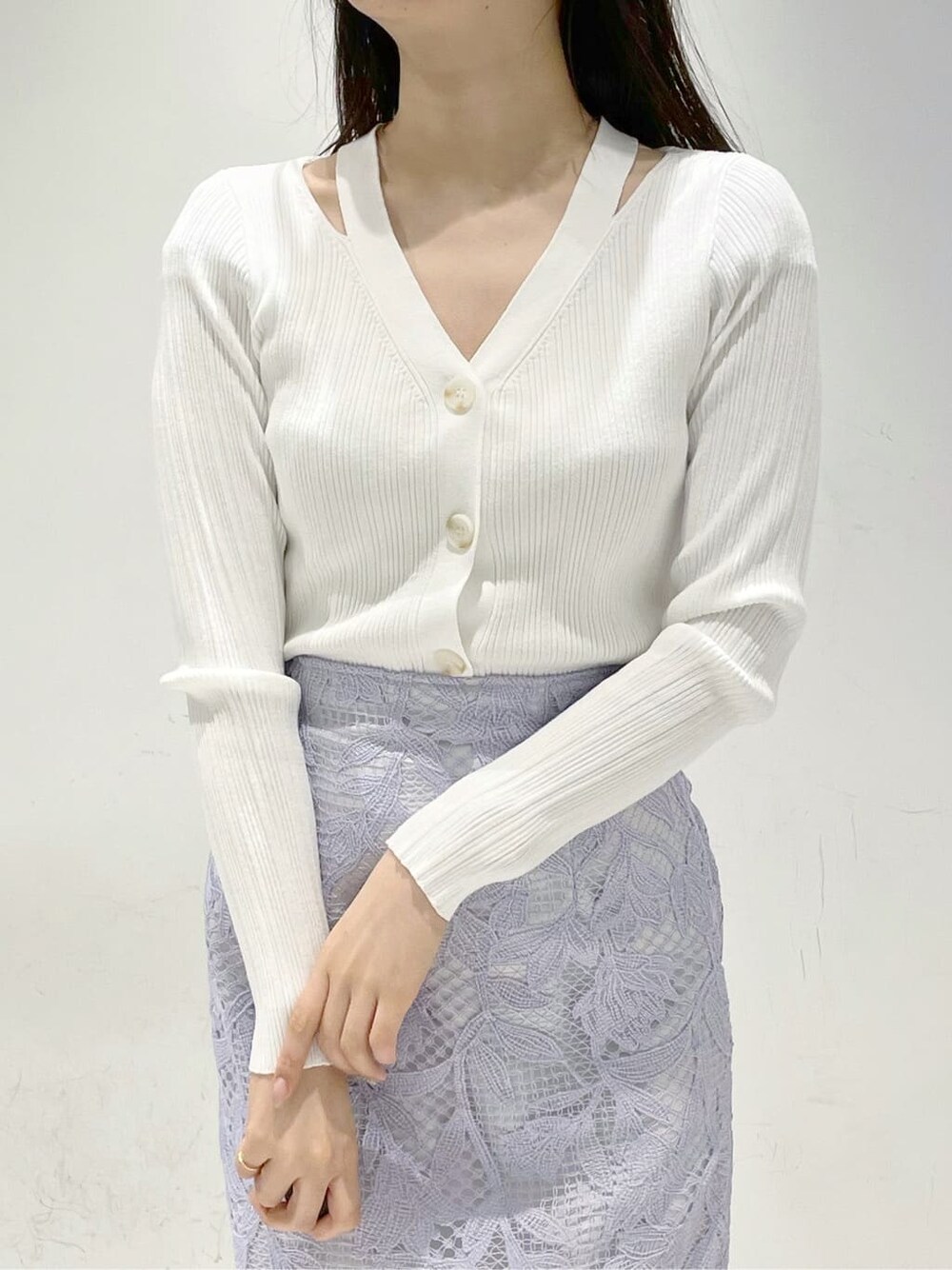 パープル系のスカート、ホワイト系のその他シューズ、ホワイト系のカーディガン/ボレロを着用したレディースの冬コーディネートの4枚目の写真