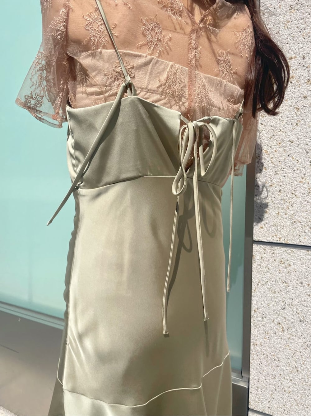 グリーン系のドレス、ベージュ系のパンプスを着用したレディースの夏コーディネートの9枚目の写真