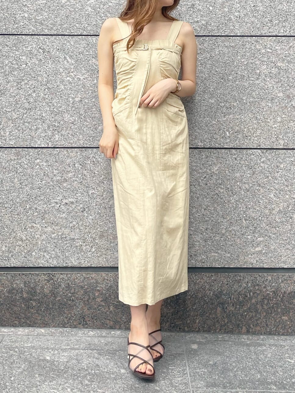 ホワイト系のシャツ/ブラウス、イエロー系のワンピース、ブラウン系のサンダルを着用したレディースの夏コーディネートの4枚目の写真